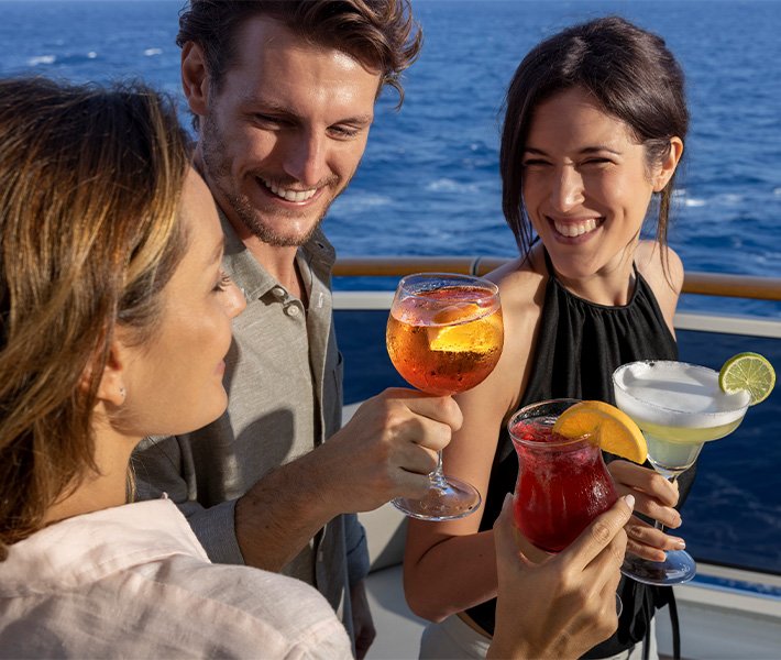 Friends on cruise having a drink | MSC Cruises